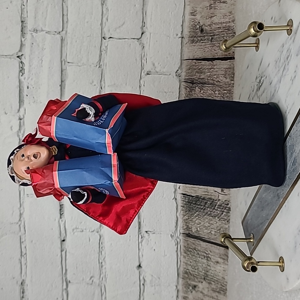 Byers' Choice Caroler Collectible 2005 Salvation Army Woman with Shopping Bags